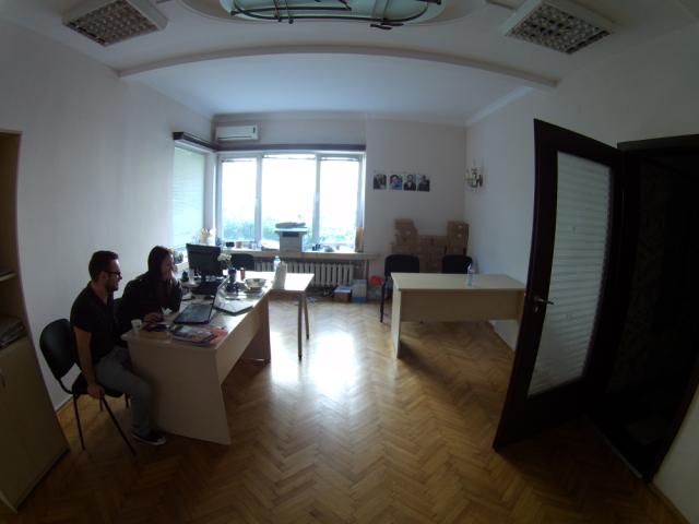 Sala principal do nosso escritório - Lazar e Lora, gestor de distribuição e gerente de contas.