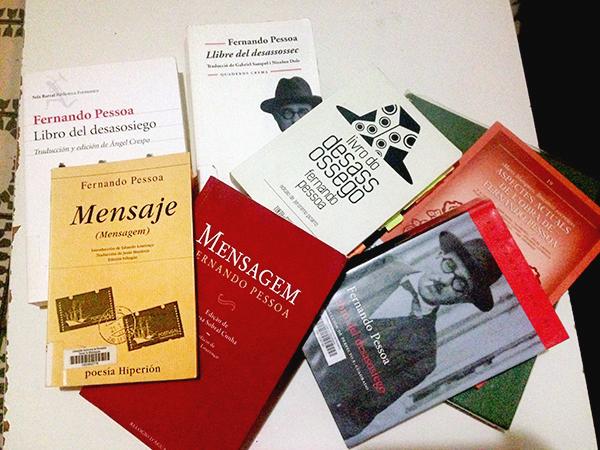 Livros pertencentes à colega de casa que está a terminar a sua tese de mestrado sobre o Fernando Pessoa.