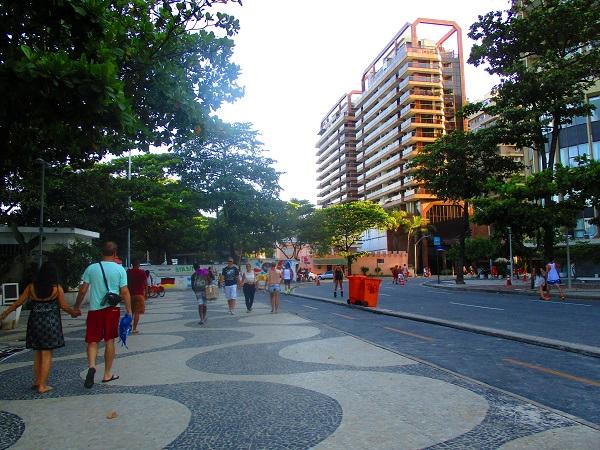 Calçadão de Copacabana, em calçada portuguesa