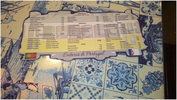 Cardápio Típico e Toalha com padrão de azuleijos em  Restaurante Português em Búzios