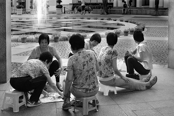 Grupo de mulheres a conviver enquanto jogam à carta no Parque Mong-Ha em Macau