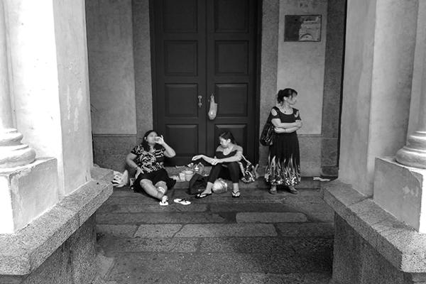 Grupo de mulheres que procurou uma lugar à sombra para almoçar e conviver, no Largo do Leal Senado em Macau.