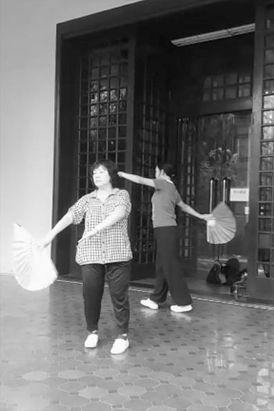 Grupo de mulheres a dançarem no jardim Lou Lim Loc em Macau.