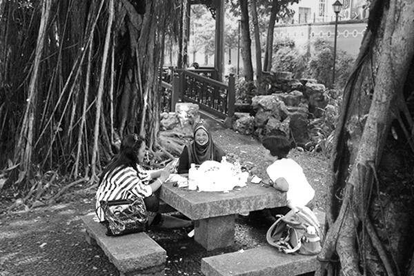 Grupo de mulheres a conviver no jardinou Lim Loc em Macau.