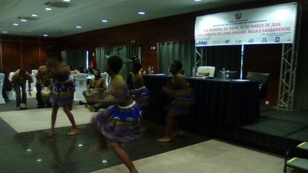 Atuação de grupo de dança tradicional na apresentação do livro apoiado pela Primeira-dama Moçambicana.