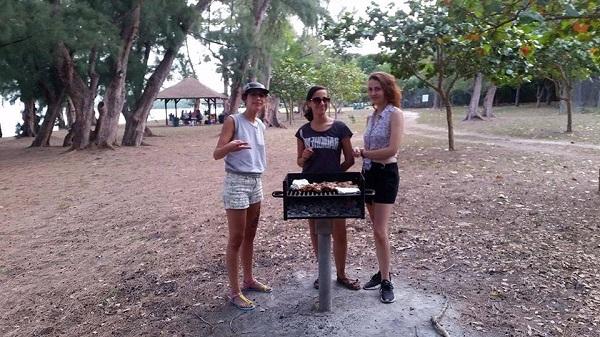 Maria, Catarina [colegas de casa inov] e Andreia [eu] no parque Alice, em Viscaya, Miami.