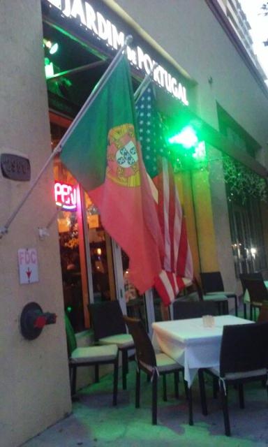 Exterior do Restaurante Jardim de Portugal. Imagens dos interiores e exteriores do Oporto Café e Jardim de Portugal, dois dos quatro restaurantes portugueses existentes em Miami, estes localizados em Coral Way.