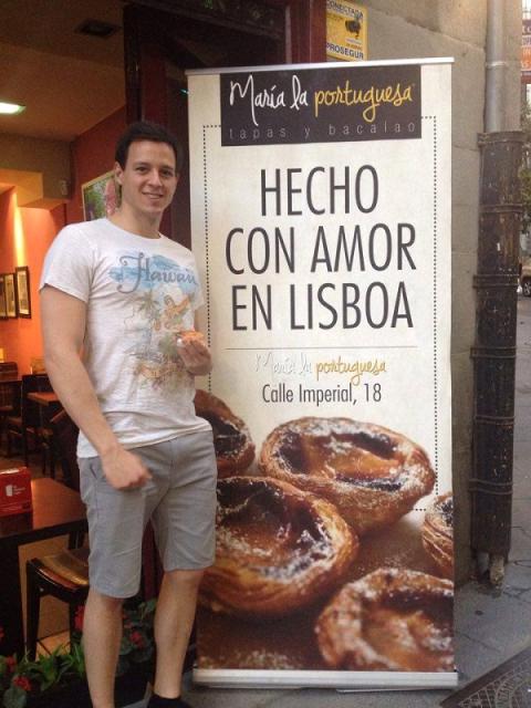 Nuno Morêda Costa, 27 anos, natural do Porto, inov em Madrid: “Contribuo com uma fotografia de um estabelecimento 'Maria la portuguesa' de onde se vende de pastéis de Belém.” 