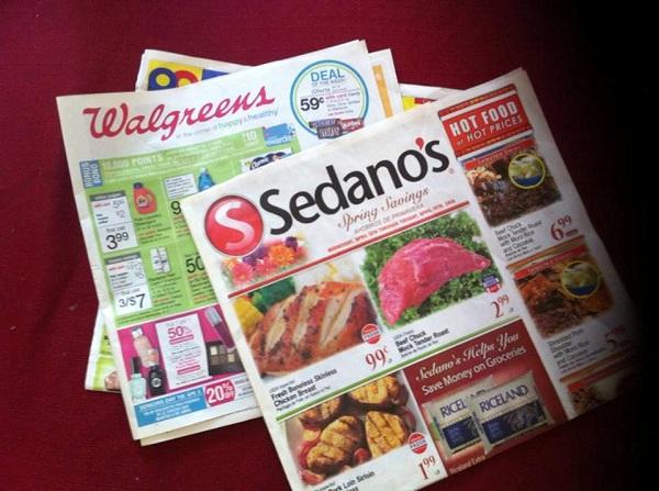 Folhetos semanais dos supermercados locais americanos e latinos.