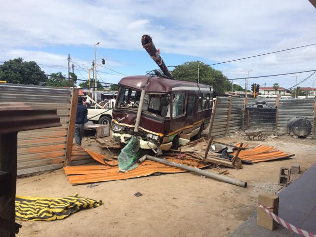 A meio da construção da agência ocorreu um acidente com um autocarro que entrou pelo estaleiro de obra, derrubando postes de eletricidade e danificando vários equipamentos.