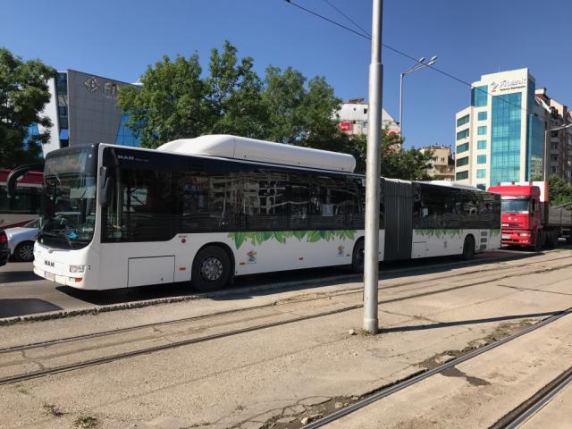 Autocarro ecológico na Boulevard Bulgaria, junto à linha do tram nº7 em Sófia, Bulgária.