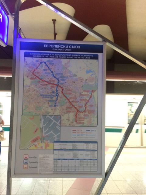 Mapa do Metro de Sófia em Junho de 2017, a rede esta em expansão, devendo contar com novos trajetos e estações brevemente. 
