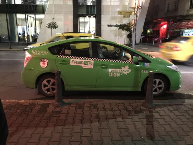 Viatura da empresa ecológica "Green Taxi Company" que opera exclusivamente com carros amigos do ambiente em Sofia, Bulgária. Diferencia-se dos restantes taxis da cidade, por ter viaturas verdes e não amarelas.
