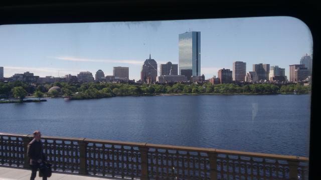 Vista para a centro de Boston durante a viagem diária de metro em direção ao MGH