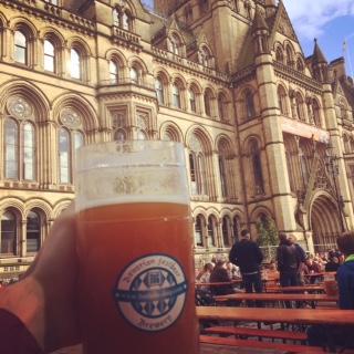 Dia de passeio pela Albert Square, onde há sempre alguma coisa a acontecer.