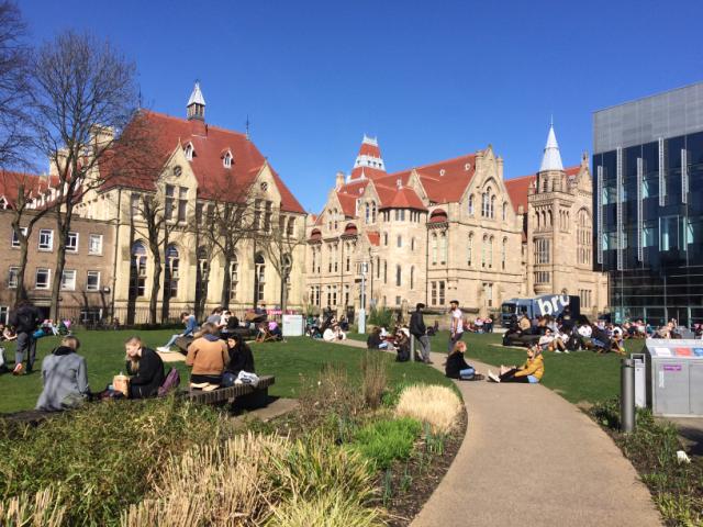 Nada como passar a hora de almoço na Universidade para aproveitar os raros dias de sol.