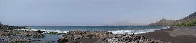 Praia de areia negra na zona do Tarrafal