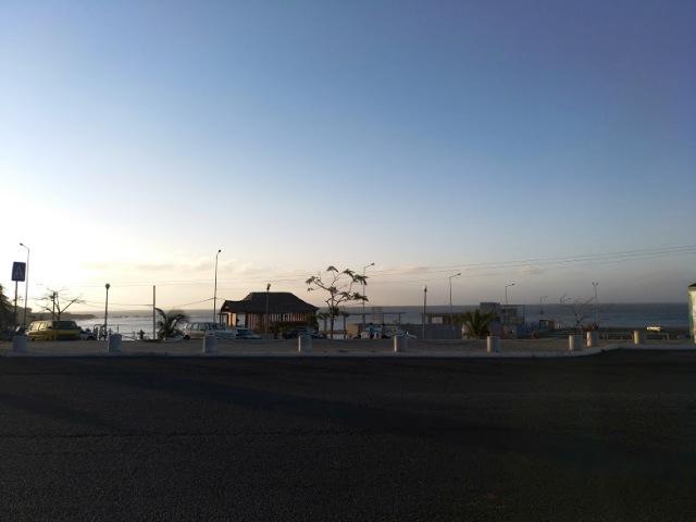 Amanhecer na cidade da Praia vista a partir da paragem de autocarro