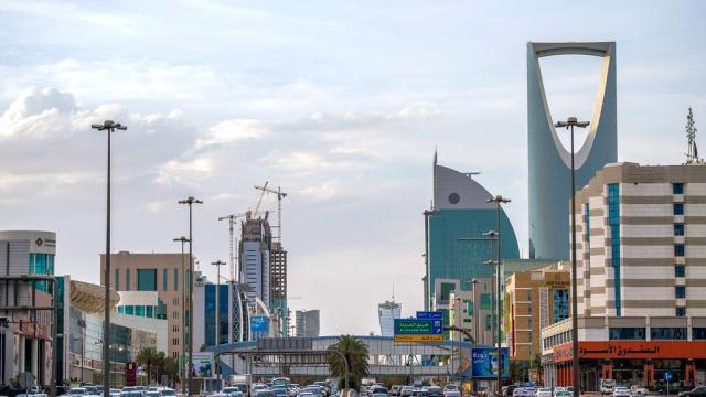 O trânsito caótico da Avenida King Fahd em Riade, Arábia Saudita.