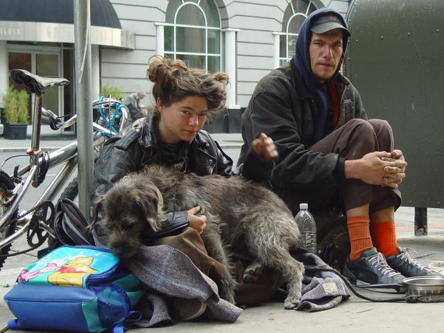 Dois sem abrigo pedindo esmola nas ruas de São Francisco.