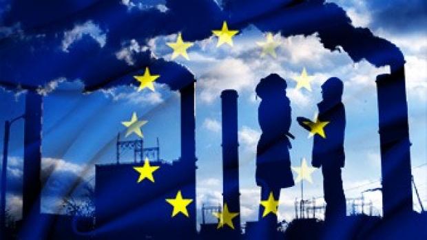 Imagem simbólica da União Europeia com fábricas a emitirem poluição no background.