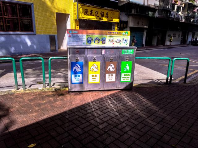Pontos de reciclagem espalhados por Macau porém, apenas uma pequena parte da população efectivamente recicla. / Foto tirada por Vanessa Silva