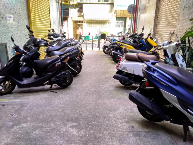 Muitos residentes de Macau conduzem veículos motorizados. Estes, apesar de ocuparem pouco espaço numa região com falta do mesmo, contribuem fortemente para a poluição da mesma. / Foto tirada por Vanessa Silva