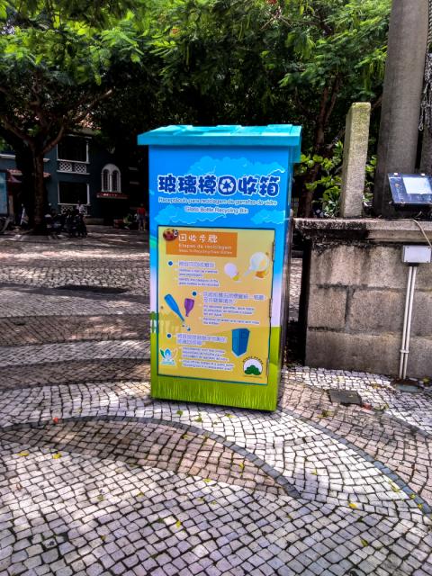 Parte das iniciativas promovidas pelo governo de Macau, receptáculos de reciclagem de garrafas de plástico estão a ser colocadas um pouco por toda a cidade. / Foto tirada por Vanessa Silva