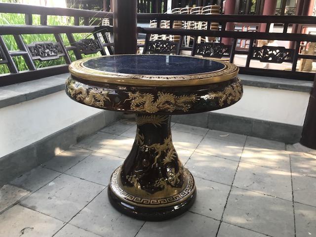 Uma mesa com motivos chineses, na Casa de Chá.