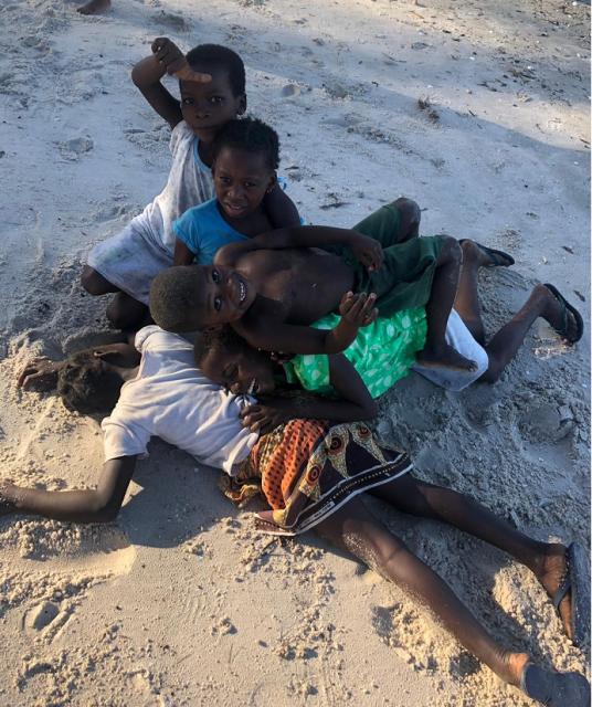 Esta foto foi tirada durante a visita à Ilha dos Porcos, uma ilha com cerca de 600 habitantes dos quais fazem parte estas crianças.