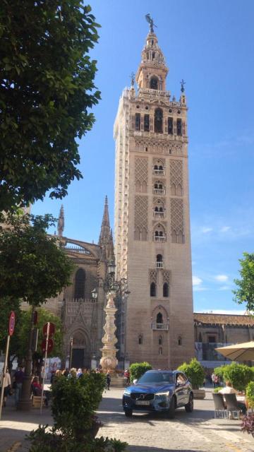 Fig.5- La Giralda, a torre da Catedral de Sevilha embora faça parte deste, é considerada como outro monumento. Património da UNESCO desde 1987, a torre com 104 metros de altura é uma das construções mais imponentes da cidade. Foto:G.F.