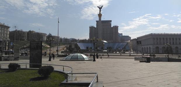 Maidan Nezalezhnosti: praça central de Kyiv onde se assistiram a importantes desenvolvimentos históricos da Ucrânia. 
Os mais recentes: Revolução do Granito (1990 - UKR SSR); Ucrânia sem Kutchma (2001); Revolução Laranja (2004); Euromaidan (2013/2014).
