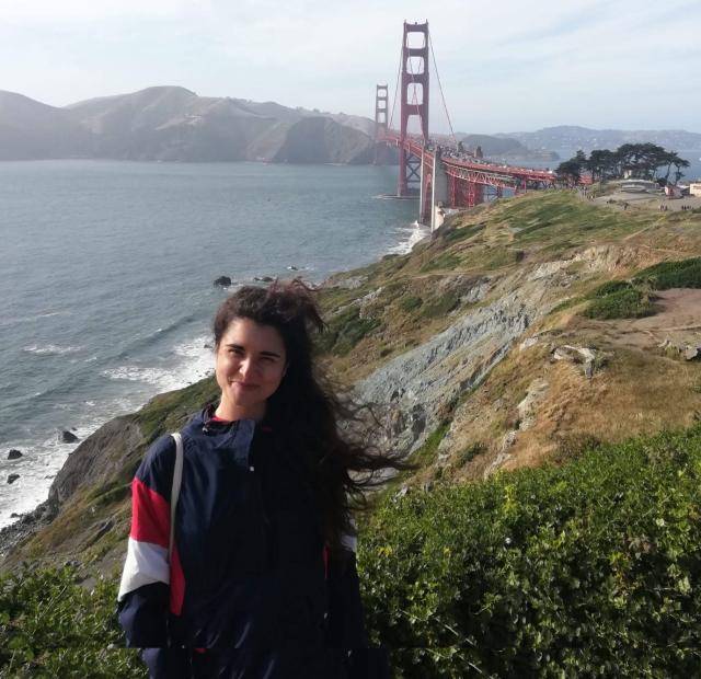 Patrícia Romeiras com a vista da Golden Gate Bridge atrás  