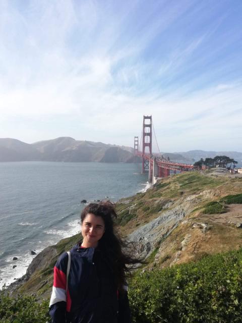 Patrícia Romeiras com a vista da Golden Gate Bridge atrás