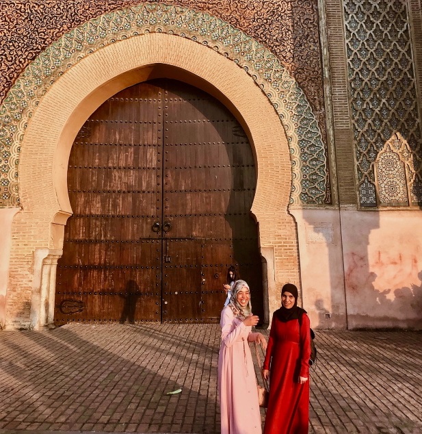 Duas mulheres posam para a fotografia em Meknes