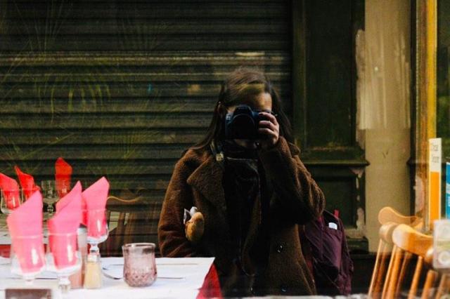 Vera Antunes a tirar uma fotografia ao café onde vai regularmente buscar uma baguete. Um dos poucos momentos em que sai de casa. 