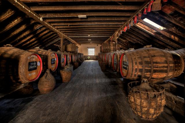 Processo de envelhecimento do vinho, que se dá no interior de barris de casco de carvalho americano.