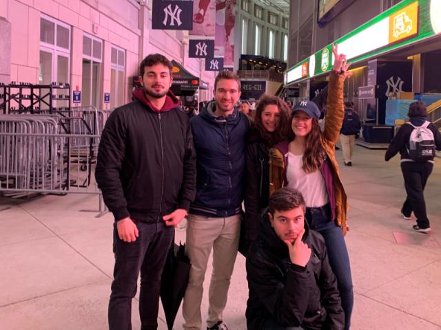 David Silva com amigos no Yankee Stadium 